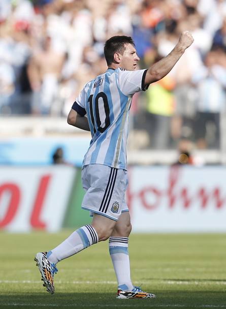 L&#39;Argentina  tutta ai piedi di Leo Messi. O meglio, in ginocchio sotto il suo piede sinistro:  dal suo magico mancino che  scoccata la parabola mondiale che ha steso al 91&#39; l&#39;Iran. Un capolavoro, grazie al quale la selezione di Sabella vola agli ottavi del campionato del mondo.